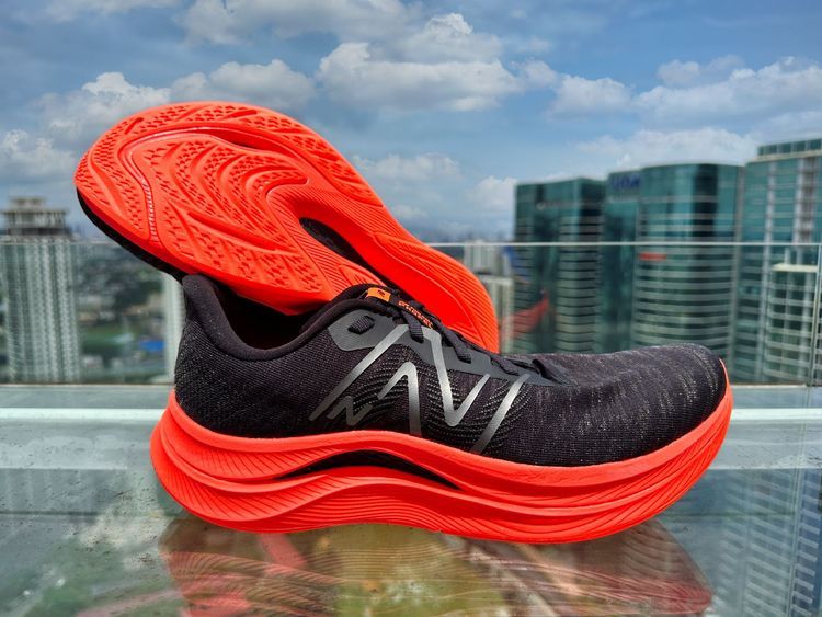 No. 1 - รองเท้าวิ่ง New Balance รุ่น FuelCell Propel v4 - 1