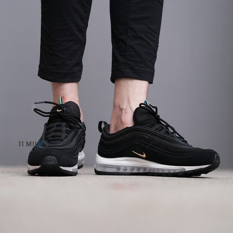 No. 3 - รองเท้าผ้าใบสีดำ รุ่น Air Max 97 - 1